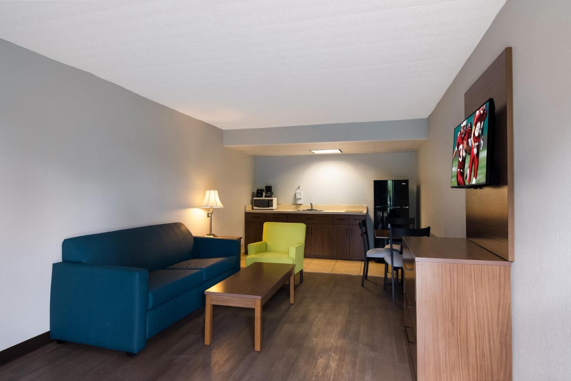Hometowne By Red Roof - I-95 Hotel 2*