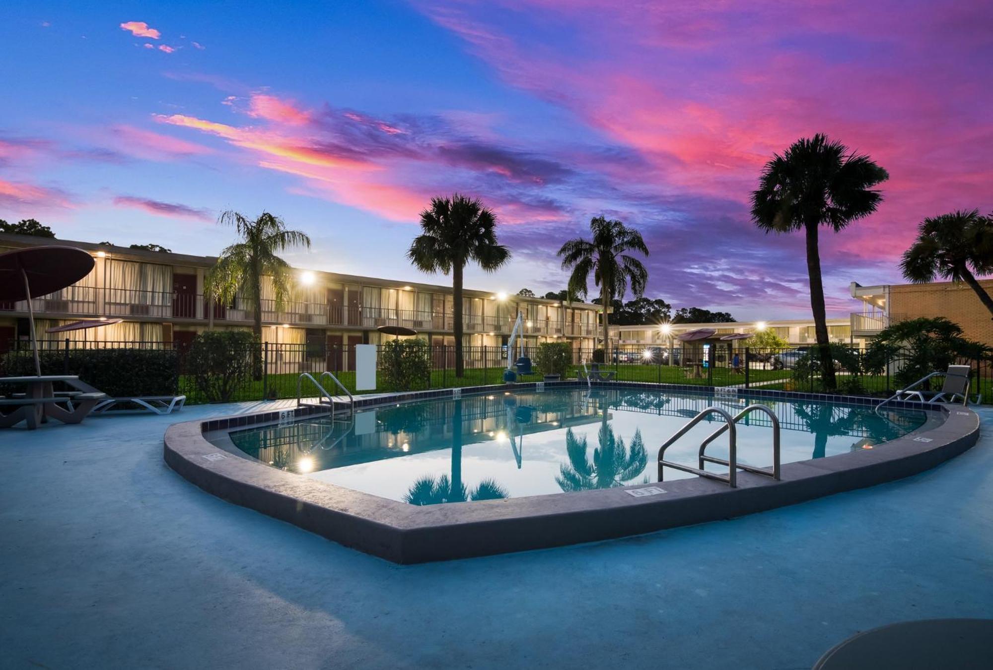 Hotel Hometowne By Red Roof - I-95 Vero Beach