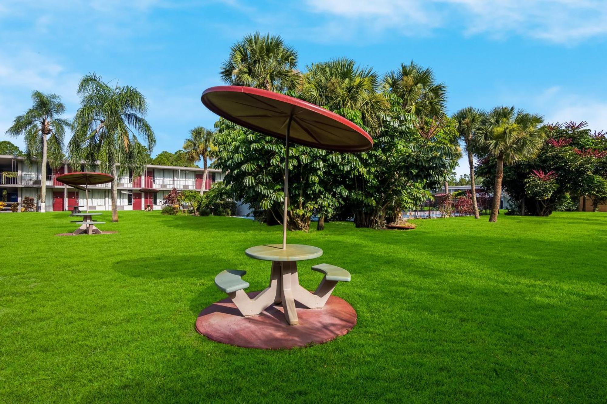 Hometowne By Red Roof - I-95 Hotel 2*